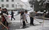 市二院組織職工清掃積雪，保障患者通行